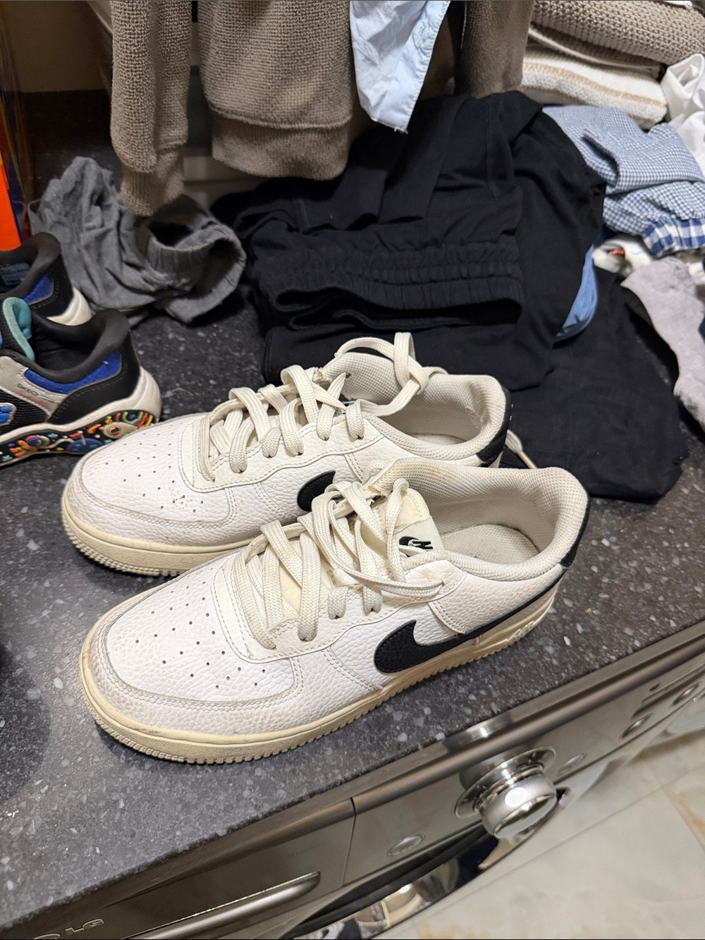 Nike Men’s Low-Top Sneakers in Off-White with Black Swoosh